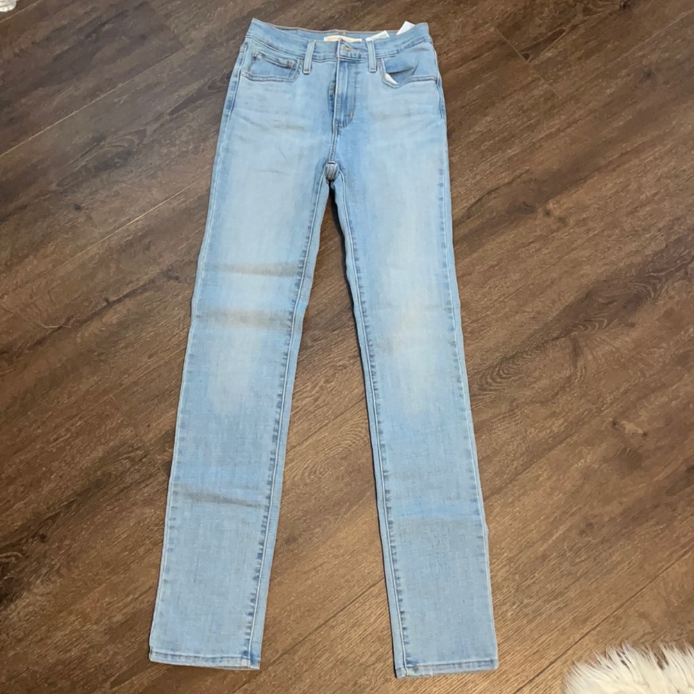 Light wash women’s skinny jeans